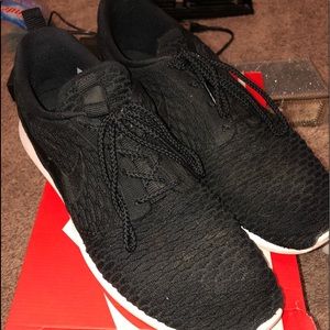 BLACK NIKE ROSHE SZ 12